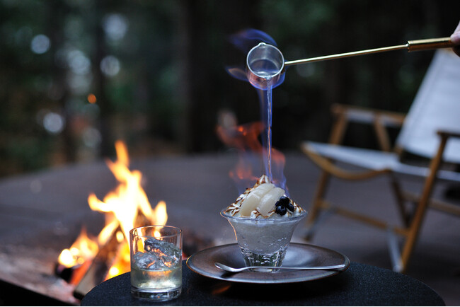 【星のや富士】焚き火で仕上げる燃えるかき氷「夏夜の森 グランピング焼き氷」を提供｜期間：2024年7月1日～8月31日 富士山経済新聞