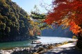 【星のや京都】朝日に輝く紅葉の景色の中、屋形舟でもみじ鍋を味わう「秋麗（しゅうれい）の朝餉（あさげ）舟」開催｜期間：2024年11月20日～12月5日