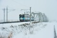 【星野リゾート 青森屋】雪原と荒波の景色を眺め、鮪と地酒を味わう冬の観光列車「酒のあで雪見列車」今冬も運行|運行日:2025年1月25日、26日、2月1日、2日、8日、9日、15日、16日