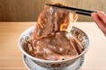 黒毛和牛サーロインを目の前で炙る!? 1杯3,630円 “和牛すき焼き豚骨ラーメン”とは?