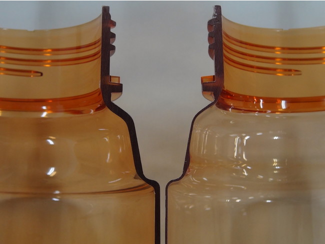 ▲ボトル断面図（左：従来ボトル、右：新ボトル）