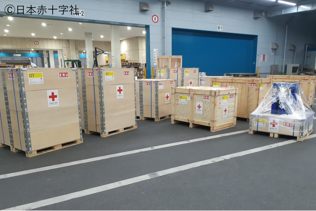空輸前の日本赤十字社提供の資機材（成田空港）