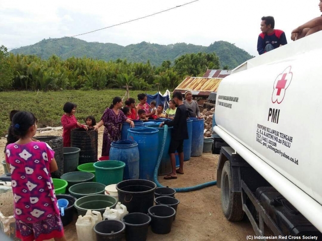 被災者に安全な水を提供するインドネシア赤十字社