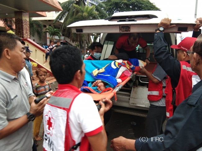 インドネシア津波災害　被災者を搬送