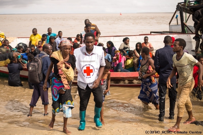 道路が寸断されアクセスが容易でない地域で救援活動を行うモザンビーク赤十字社スタッフ