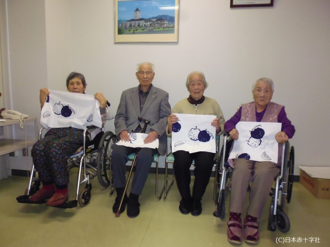 兵庫県の多可赤十字病院で手拭いを受け取られた、園崎武さん（105才）「思いがけなく陛下から手拭いをいただき、ありがとうございます。」（写真左から２番目）