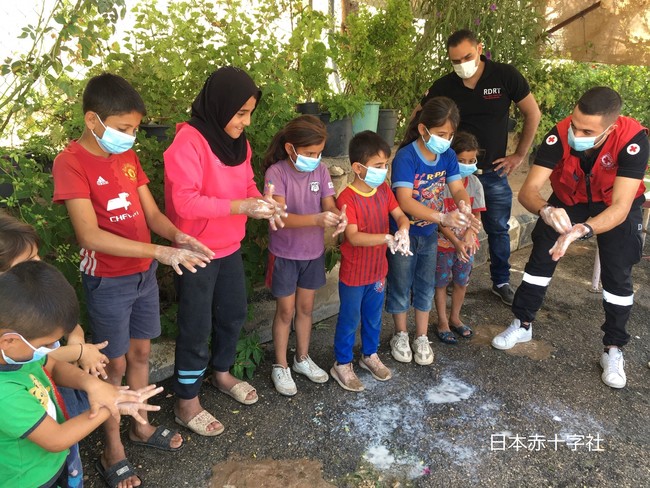 「海外たすけあい」で寄せられる支援は、子どもたちが使う石けんやマスクなどの形で現地に提供されている