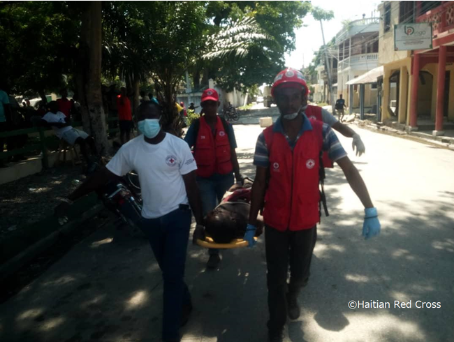 負傷者の救急搬送を行うハイチ赤十字社