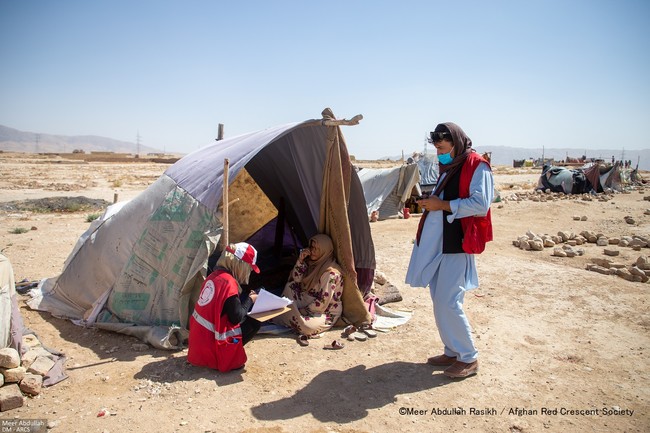 避難民の聞き取り調査をするアフガニスタン赤新月社のスタッフとボランティア