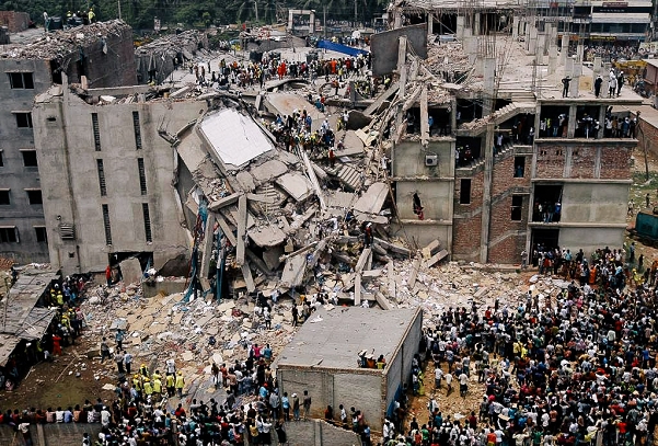 2013 年 縫製工場の崩落事故・1,100 人の命が失われた／バングラデシュ・ダッカ近郊 