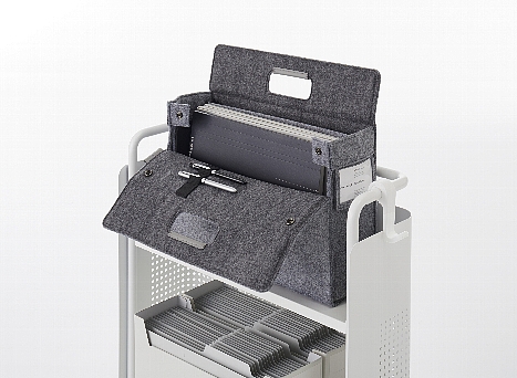 使用頻度の高い荷物を上段に置くことで取り出しやすく、机上面を広く使えます。