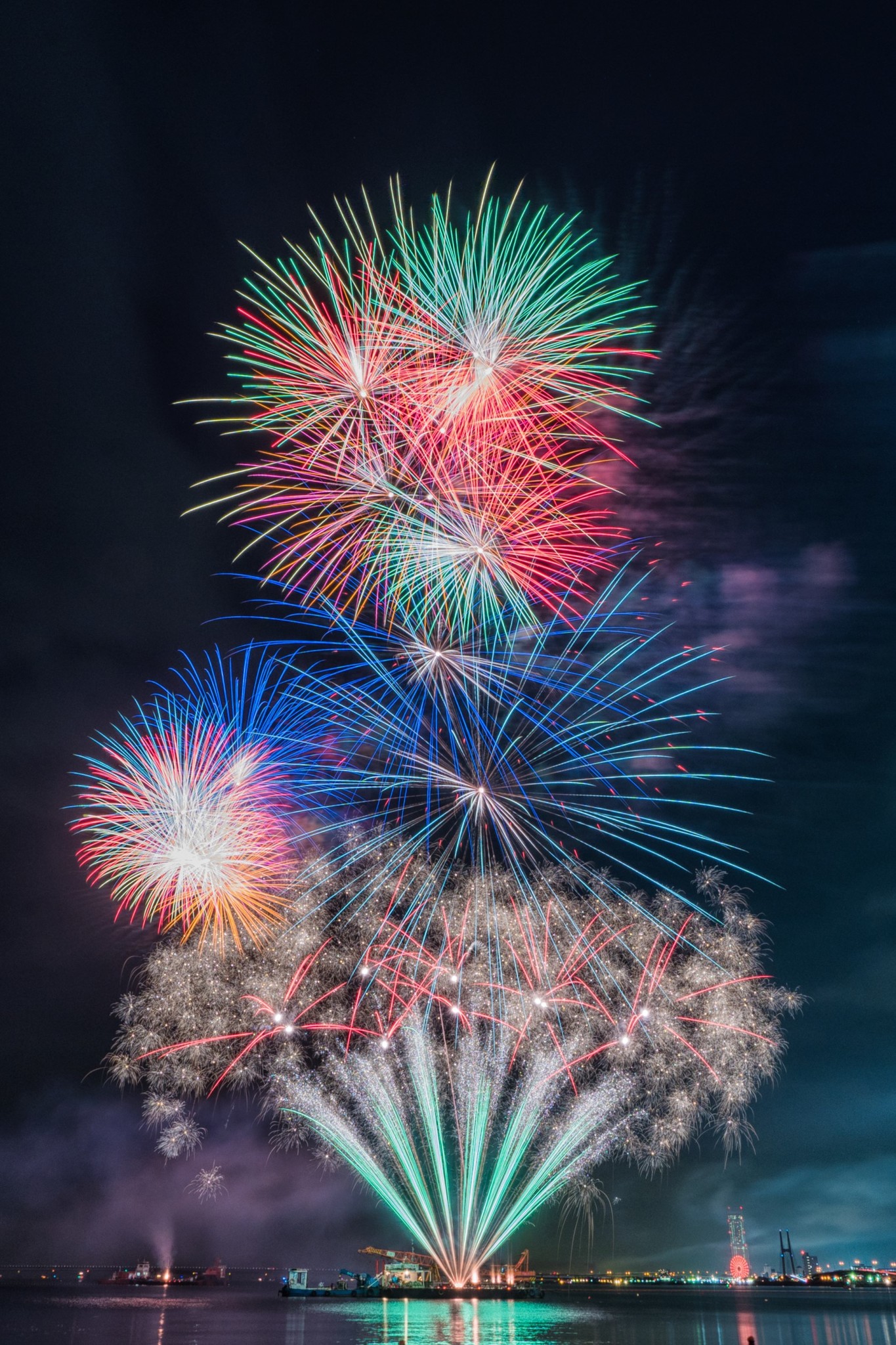 夜空の光に想いを込めれば大切な人へ きっと届く 花火の打ち上げ目標数は昨年の2倍の2日で 000発 音楽とメッセージと共に味わう 泉州 光と音の夢 花火 株式会社トライハードエンターテイメントジャパンのプレスリリース