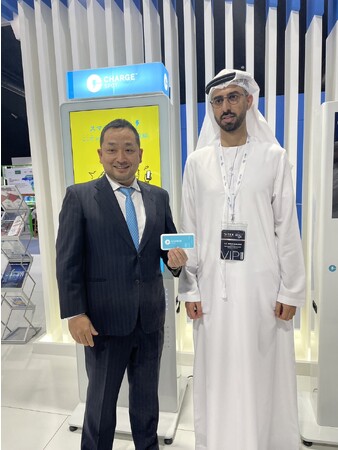 (右)人工知能担当国務大臣兼ドバイデジタル経済評議会会長閣下 Omar Sultan Al Olama、(左)INFORICH執行役員Officer(Global担当兼営業担当) 梶 桃郎 (右)人工知能担当国務大臣兼ドバイデジタル経済評議会会長閣下 Omar Sultan Al Olama、(左)INFORICH執行役員Officer(Global担当兼営業担当) 梶 桃郎