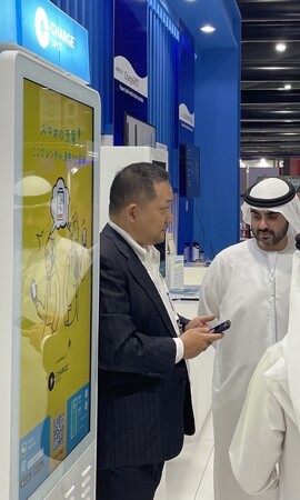 (右)ドバイ王族 Sheikh Ahmed bin Mana Al Maktoum、(左)INFORICH執行役員Officer(Global担当兼営業担当)梶 桃郎 (右)ドバイ王族 Sheikh Ahmed bin Mana Al Maktoum、(左)INFORICH執行役員Officer(Global担当兼営業担当)梶 桃郎