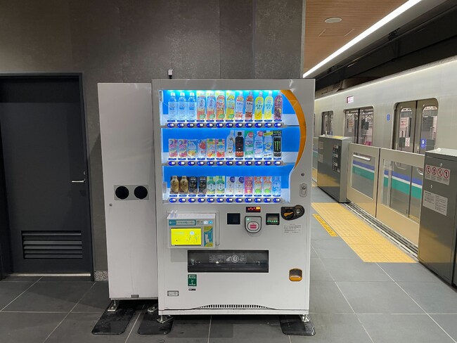 新横浜駅1−2番ホーム、3−4号車付近に設置された自動販売機モデル