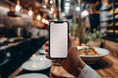 【 飲食店内における充電ニーズが増加 】携帯の充電を依頼された経験のある店舗（約4割）のうち21.6%が「クレーム」に発展