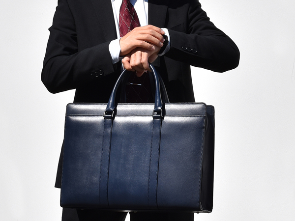 革の鞣し なめし から国内製造にこだわった 革が主役のビジネスバッグ サイバール株式会社のプレスリリース