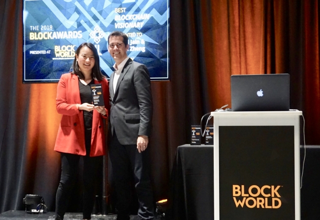ObENのマーケティング、パートナーシップ担当副社長、Sho Guo氏が共同創業者の代わりにブロックチェーンヴィジョナリー (Blockchain Visionary) 賞を受け取りました。