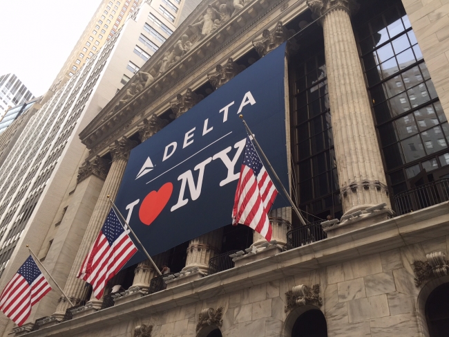 ニューヨーク証券取引所の外壁に掲げられた共同ロゴ　（2015年9月10日撮影）