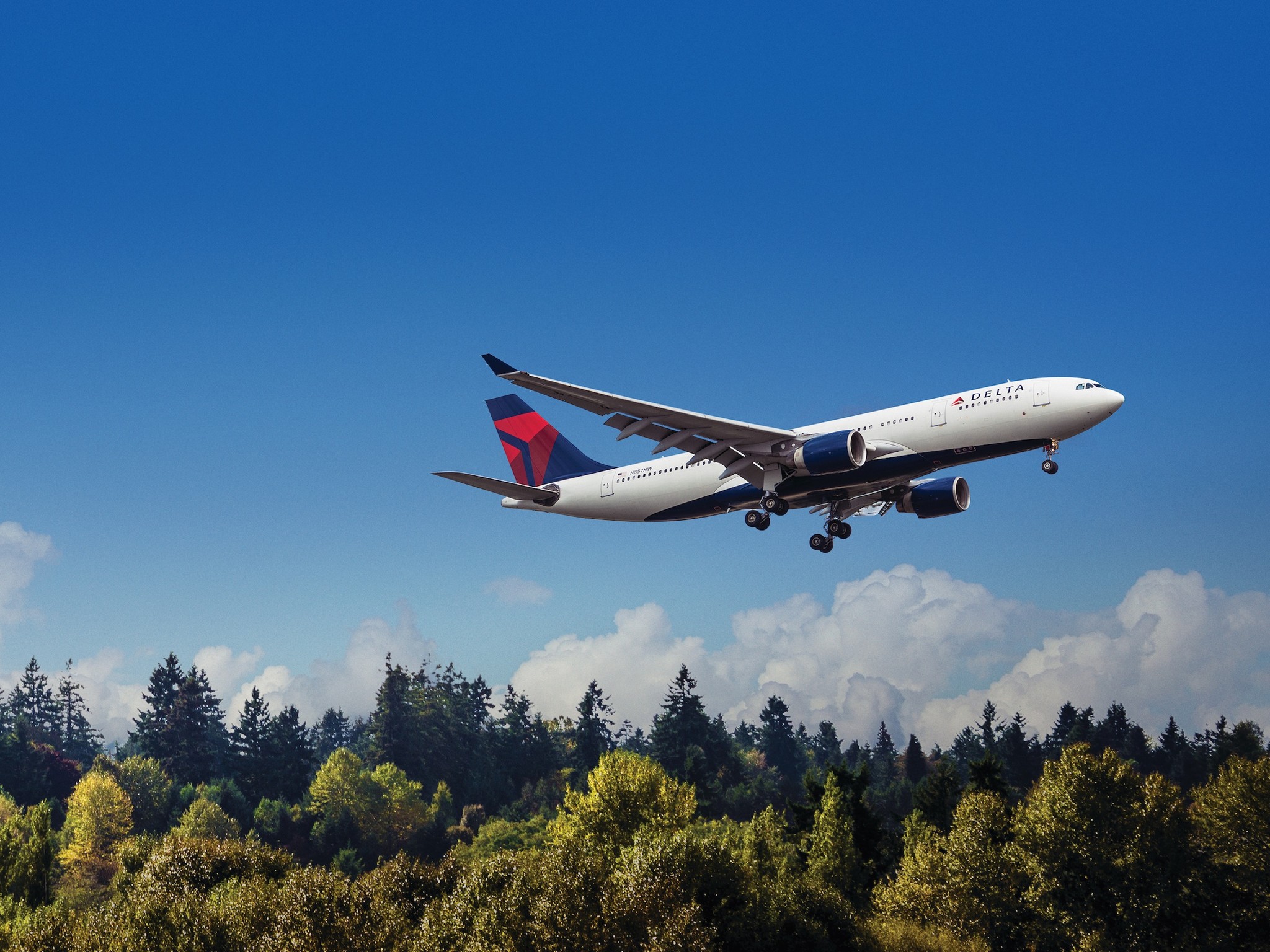 デルタ航空 機内や空港ラウンジでの使い捨てプラスチック製品の使用を廃止 デルタ航空のプレスリリース