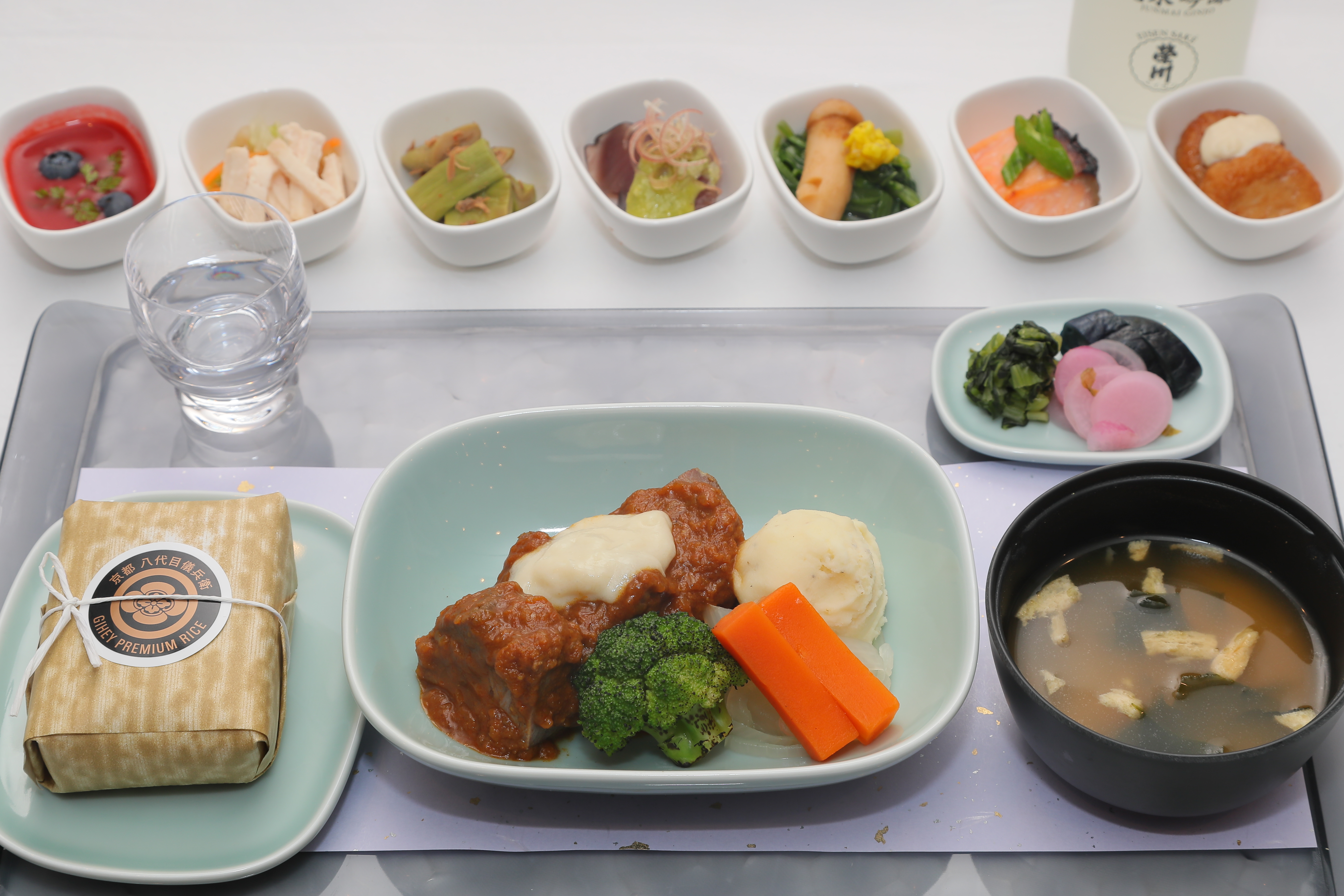 デルタ航空 ビジネスクラス機内食に 京の米老舗 八代目儀兵衛 の最高級ブレンド米を採用 デルタ航空のプレスリリース