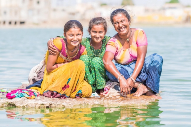 インド。川で洗濯するようすはインドの象徴的なシーン