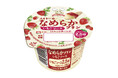 発売25周年を記念していちごソースが2.5 倍に!とちおとめ果汁を使用した甘酸っぱく濃厚な味わい『メイトーのなめらかプリン いちごソース』