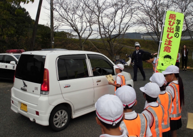 セーフティーベスト着用で小中学生に登下校時の安全を！交通事故を防いで、ドライバーも子どもも守る。｜AKASHI S.U.C.のプレスリリース
