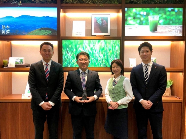 左より、株式会社アサヒ緑健 営業推進部 新開さん、木稲チーフリーダー、岡村さん、飯田さん