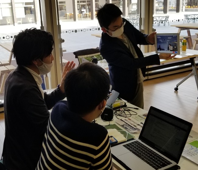 資料をもって話す起業家