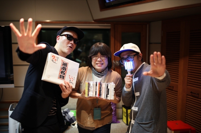 (左から)宇多丸、思わずスタジオに駆け付けたSMAPファンのスタッフ、DJ・SEX山口