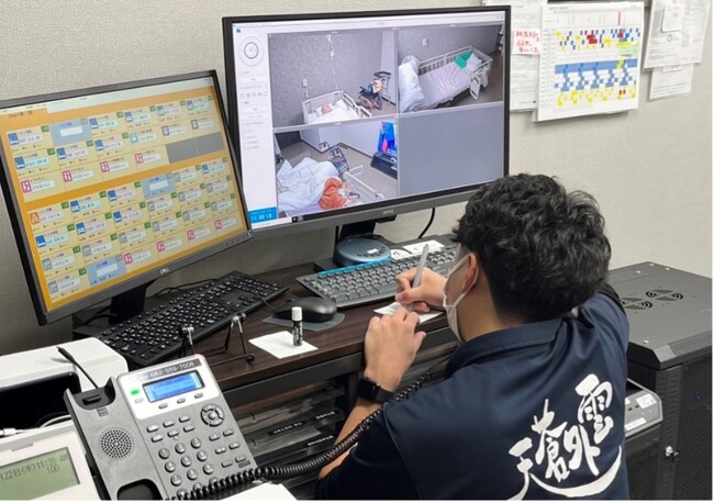 遠隔モニタリングシステム「クロスバイ」で入居者の様子を観察する職員の方 遠隔モニタリングシステム「クロスバイ」で入居者の様子を観察する職員の方