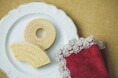 ユーハイム×近沢レース店 100年越え老舗コラボ2年目は新作2種の連続発売ビスケット柄&バウムクーヘン柄タオルハンカチとお菓子のセット