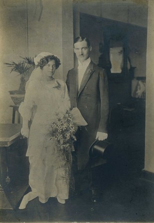 （「デモ私、立ッテマス ユーハイム物語（1964年発行）」より） 青島での結婚式の写真