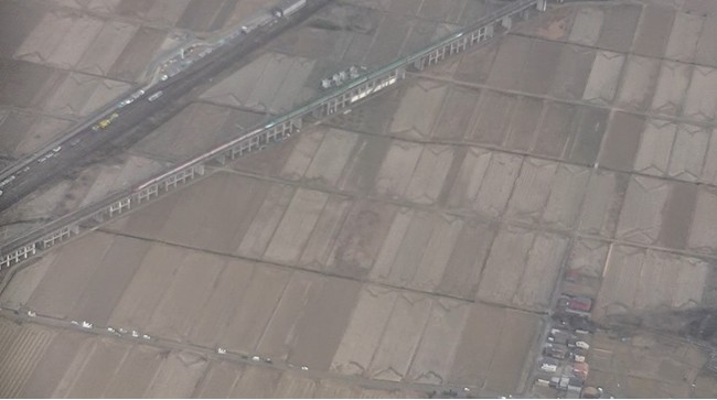 新幹線脱線現場をとらえた航空機からの空撮画像