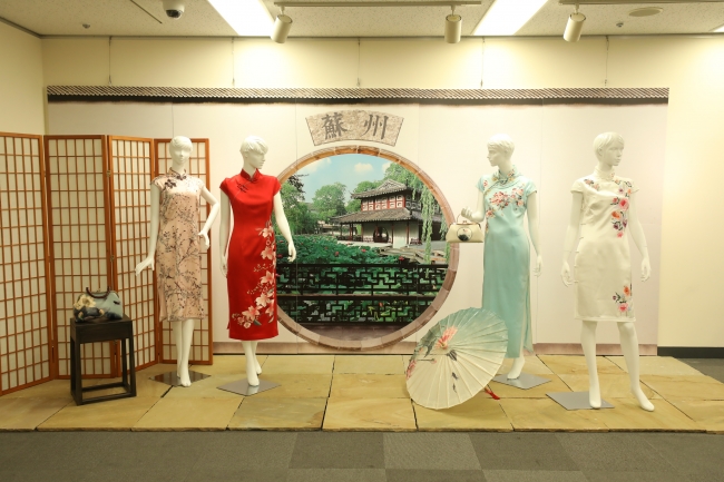 蘇州文化観光展のチャイナドレス展示エリア