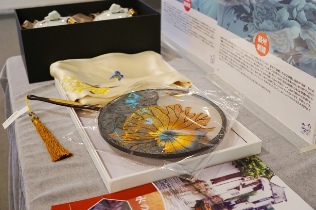 蘇州手工芸による刺繍シルク製品と蘇州刺繍団扇の展示