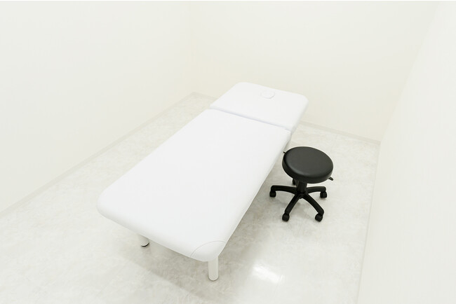 清潔感と機能美を追求した白主体の処置室