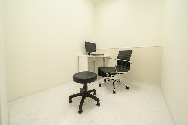 シンプルで落ち着いた雰囲気の診察室