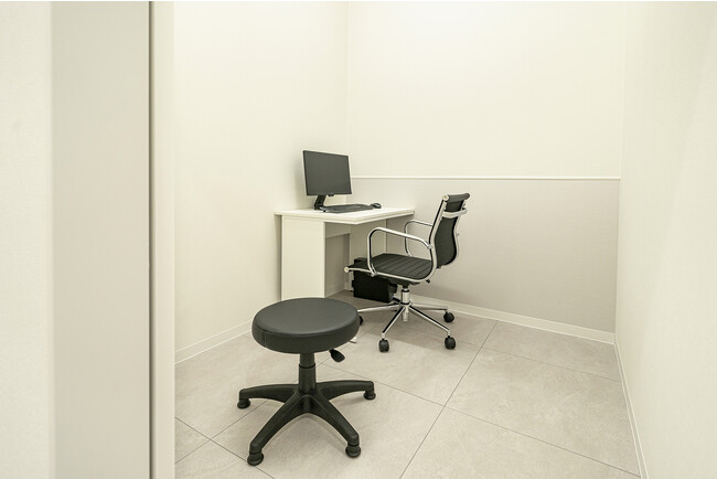 シンプルで落ち着いた雰囲気の診察室