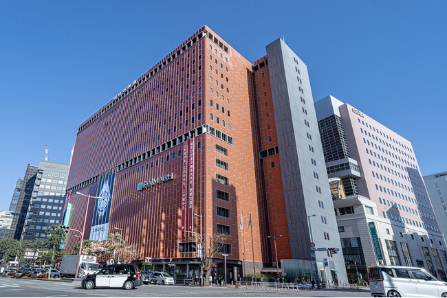 クリニックが入居する西日本新聞会館