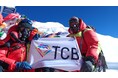 TCB中園秀樹医師がエベレスト登頂に成功!TCBの社旗が”世界の頂点”標高8848mに。日本人美容外科医として初の快挙に、TCBから1000万円の特別報酬が支給されます。