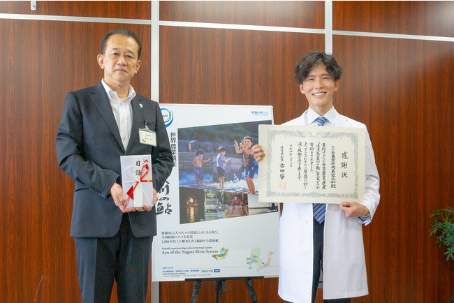 岐阜県庁での贈呈式の様子　　左：県農政部長　右：鈴木大路院長