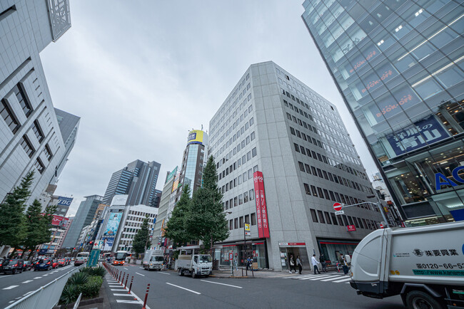 クリニックが入居する日本生命新宿西口ビル（写真中央）