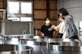 恩納村の酒蔵へ「恩納酒造所 ⾒学ツアー」冬期限定で開催