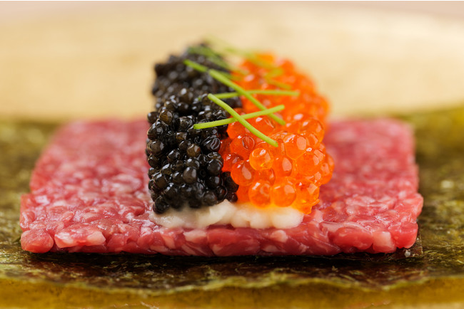 和牛の2色のキャビアユッケドッグ
