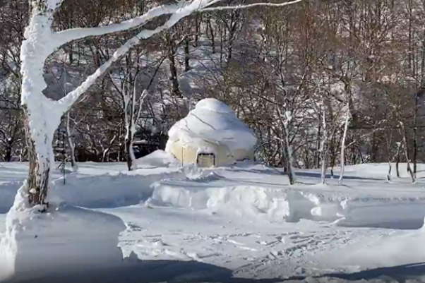 ↑積雪期の「DOAI VILLAGE」宿泊サイトの様子 ↑積雪期の「DOAI VILLAGE」宿泊サイトの様子