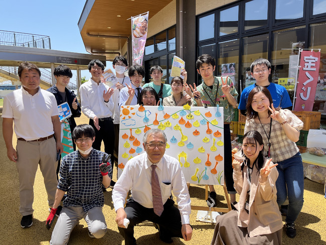 筑西市長 須藤 茂氏(中央)、「ちくせい若者まちづくり会議」の学生、石井食品社員