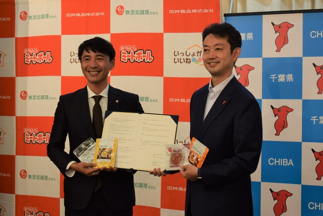 左）代表取締役社長執行役員石井智康、右）千葉県知事：熊谷俊人氏