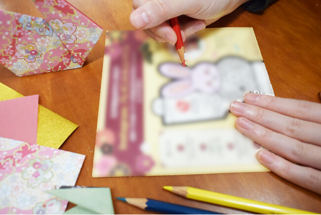 干支のうさぎをモチーフにした折り紙やぬりえスタンド。ぬりえの絵柄は届いてからのお楽しみ！